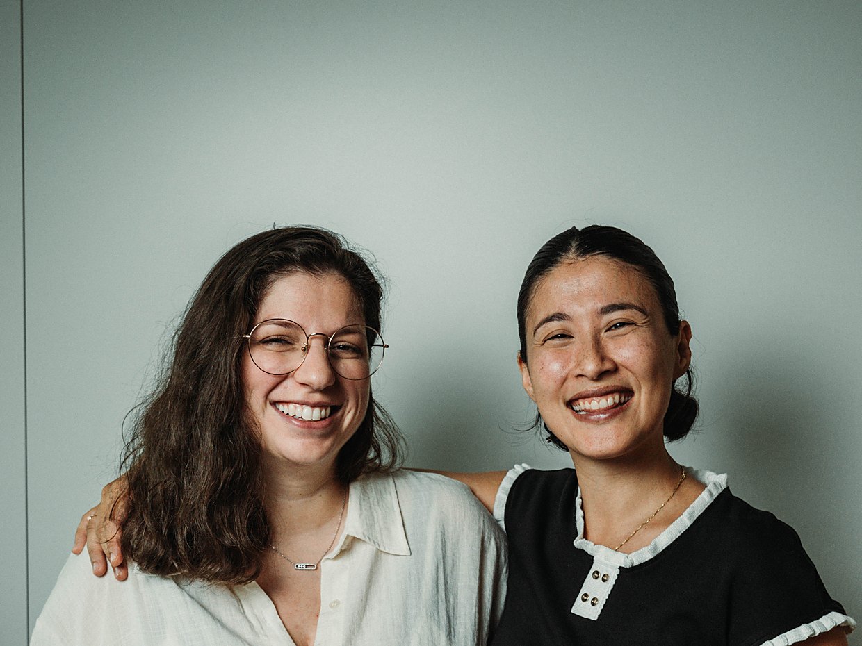 Eva Lombardo et Malika Berardi, les deux cofondatrices d'Elomab, épaule contre épaule et souriantes, en studio