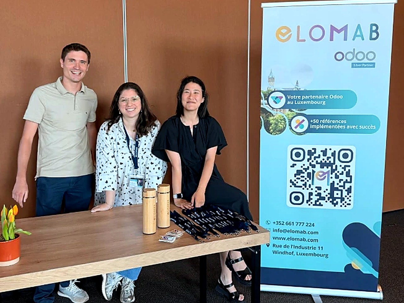 Mathis, Eva Lombardo et Malika Berardi devant le kakémono Elomab, sur un salon au Luxembourg