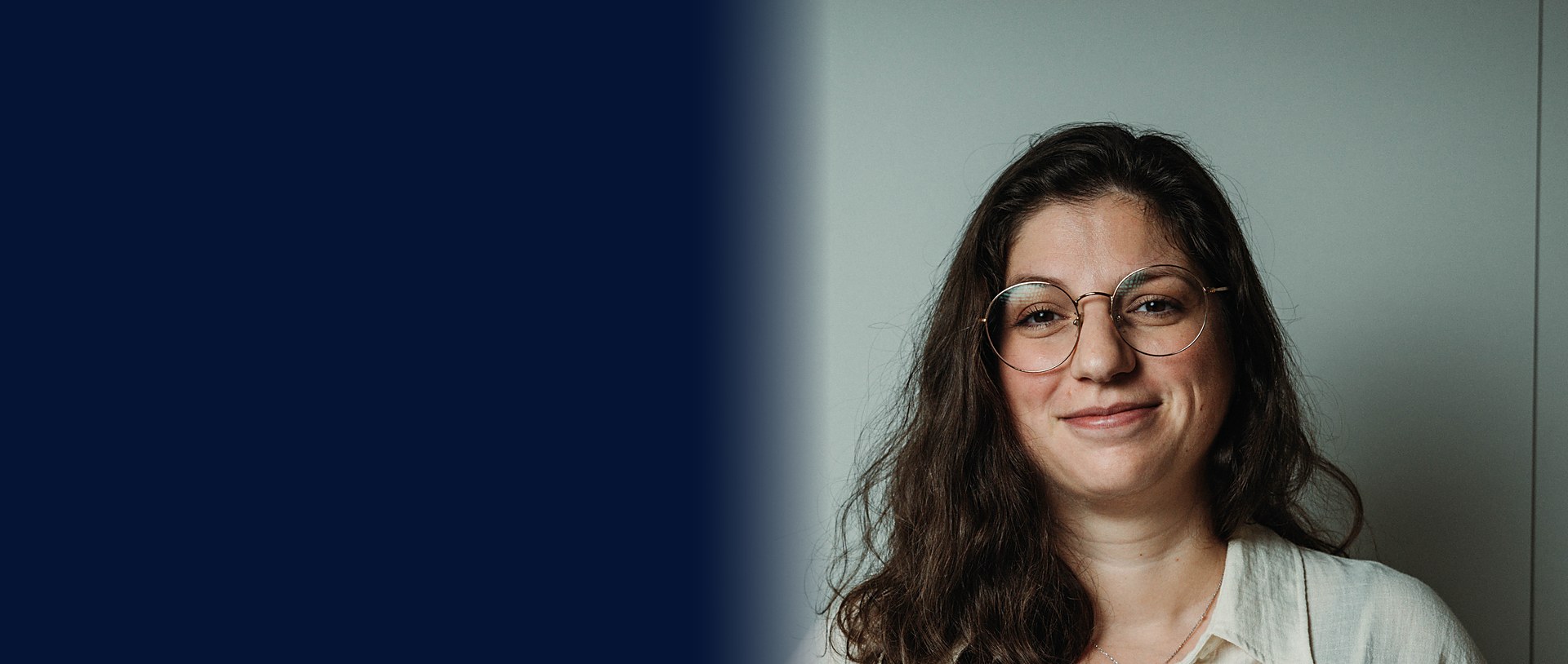 Eva Lombardo, consultante Odoo et cofondatrice d'Elomab, en portrait studio