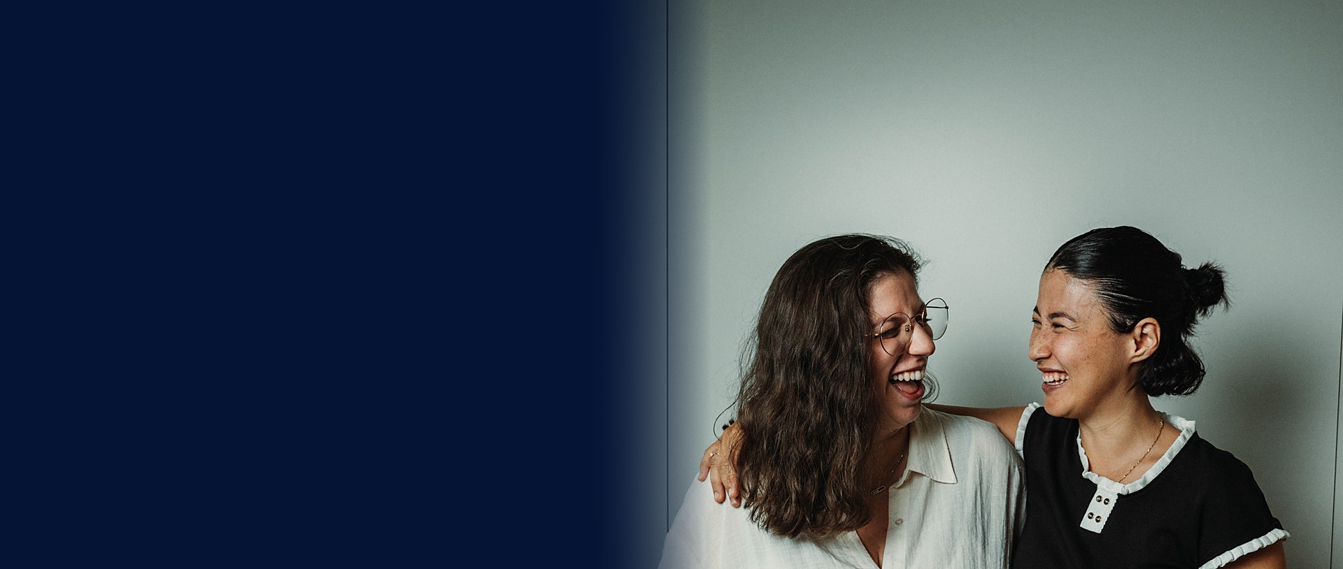 Eva Lombardo et Malika Berardi, les deux cofondatrices d'Elomab, côte à côte en studio