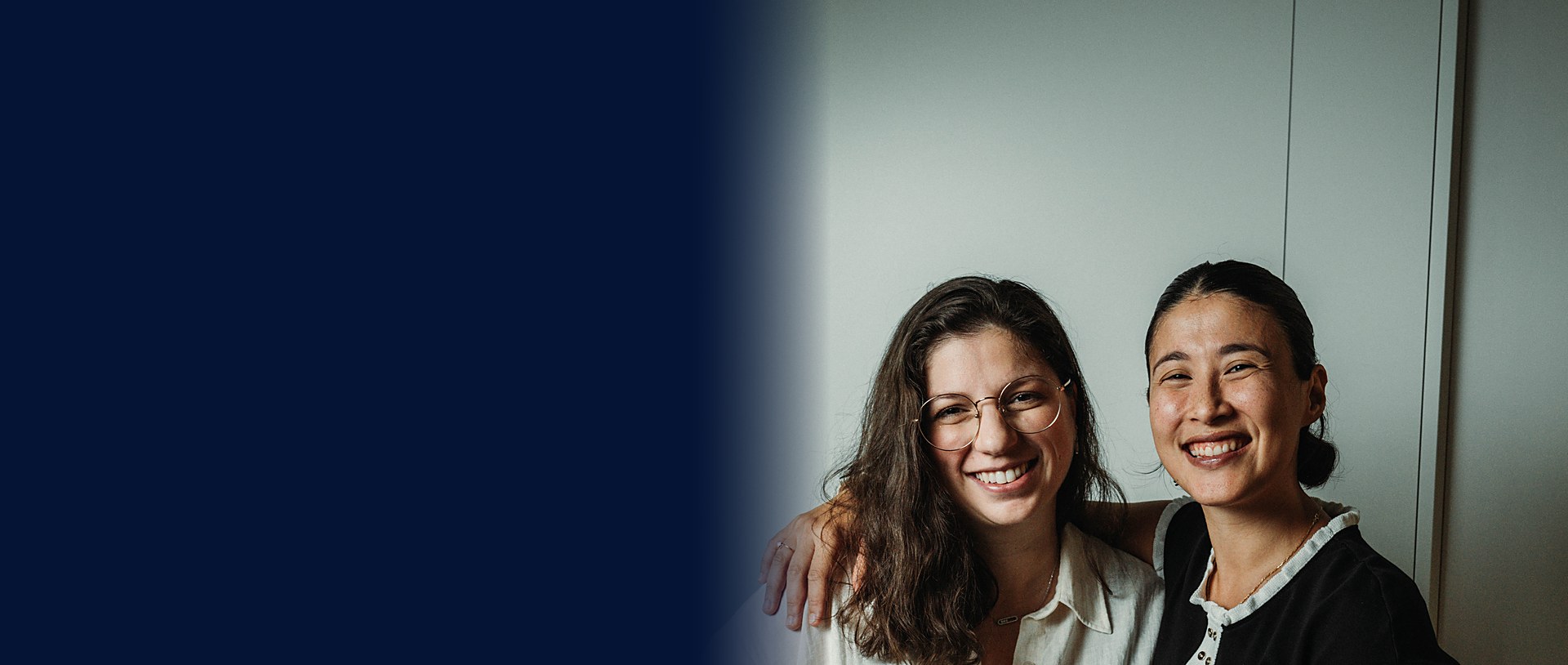 Eva Lombardo et Malika Berardi, souriantes et épaule contre épaule, en studio