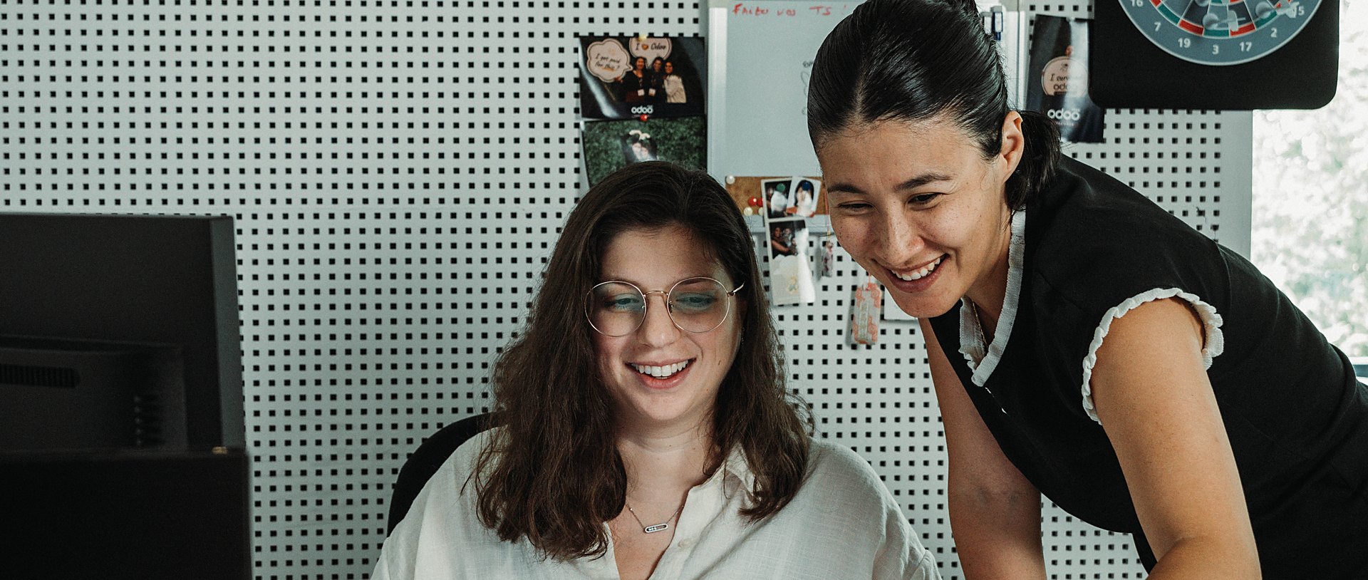 Eva Lombardo et Malika Berardi penchées sur le même écran, souriantes, dans les bureaux d'Elomab à Windhof