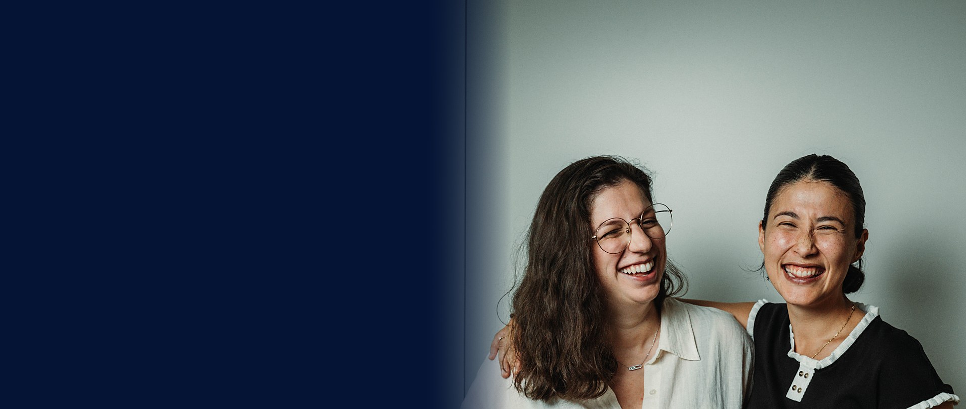 Eva Lombardo et Malika Berardi riant ensemble, en studio