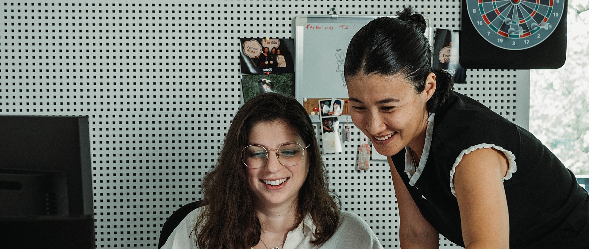 Eva Lombardo et Malika Berardi rient devant l'écran qu'elles regardent ensemble, dans les bureaux d'Elomab à Windhof